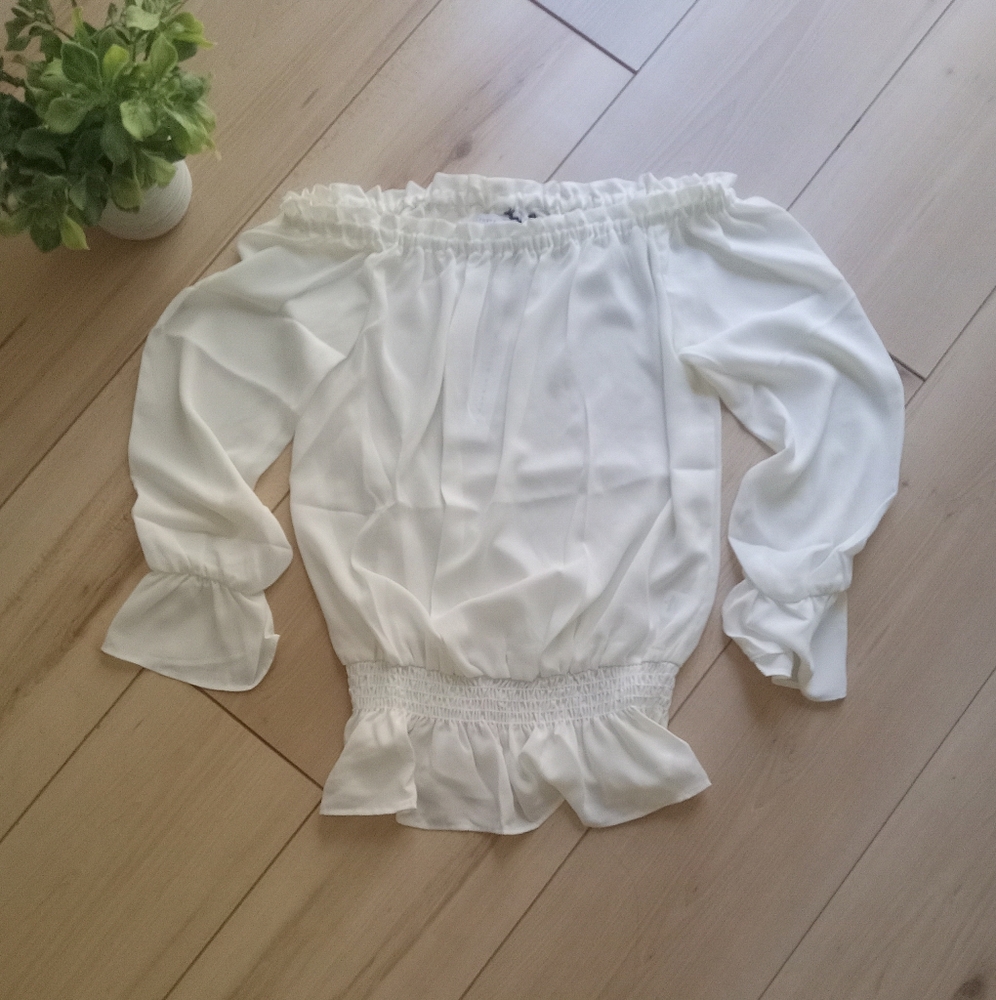 REVOLVE Elegant White Off-Shoulder Blouse! NWT SIZE SMALL